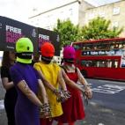 n grupo de simpatizantes de las 'Pussy Riot' con pasamontañas fluorescentes, pañuelos en la boca y las manos encadenadas, realizan una protesta frente a la embajada rusa para entregar una petición con 10.000 firmas en apoyo al grupo de punk r...