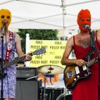 Miembros de la banda Brenda, vestidos como las Pussy Riot en un acto frente a la embajada de Rusia en Washington, el pasado 10 de agosto.