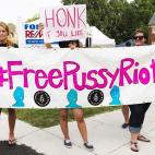 Pancartas pidiendo la liberación de las tres detenidas.