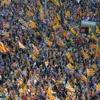 Miles de personas han comenzado el recorrido desde la confluencia de las calles Casp y Pau Claris, donde se ha tenido que desplazar desde el punto inicial, en paseo de Gràcia y la Gran Via, debido al colapso de la zona.