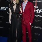 En París, ella con modelazo de mujer fatal y él, manteniendo el tipo a juego.