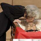 La vida de Carrillo besa el cuerpo del líder comunista.