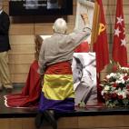 José (fondo-i), hijo de Santiago Carrillo, conversa con el exvicepresidente del Gobierno y diputado socialista Alfonso Guerra (fondo-d), en la capilla ardiente con los restos mortales del ex secretario general del PCE, fallecido ayer a los 97 a...