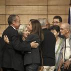 La actriz y cantante Ana Belén abraza a uno de los hijos de Santiago Carrillo