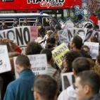 Un grupo de policías vigila a los manifestantes ante la mirada de los turistas.