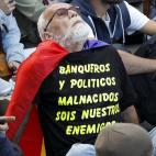 Un anciano, durante la marcha. No es el único, ya que en las manifestaciones se han visto personas de todas las edades, pero también muchos abuelos.