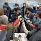 La Policía Nacional identifica a un grupo de representantes de la coordinadora 25-S, antes de la rueda de prensa que han ofrecido esta mañana