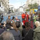 Un grupo de representantes de la coordinadora 25-S, durante la rueda de prensa que han ofrecido esta mañana en las inmediaciones del Congreso de los Diputados