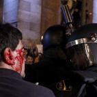 Un herido al lado de un policía en Neptuno