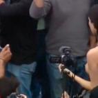 Un manifestante se quita la camiseta en la protesta