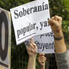 Manifestantes portan pancartas pidiendo más soberanía.