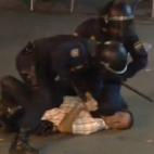 La policía somete a un manifestante