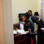 "Somos los mayores fans de papá", dice un mensaje firmado por Michelle Obama.