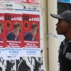 Un inmigrante griego lee un cartel en el que se lee 'No al 4º Reich'.