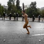 El mismo manifestante, en una toma de perfil.