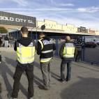 La policía registra esta mañana el almacén de una empresa de venta al por mayor en el polígono industrial Cobo Calleja de Fuenlabrada.