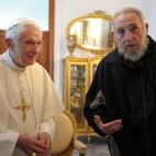 Al lado del Papa Benedicto XVI en su visita a la isla en marzo de 2012