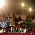 Castro juega ajedrez en la Plaza de la Revolución