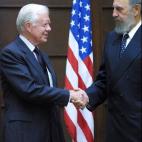 Al lado de la bandera de EEUU y el expresidente, Jimmy Carter, en 2002 en La Habana