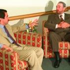 El presidente José María Aznar conversa con Fidel Castro en una cumbre de Latinoamérica y la Unión Europea