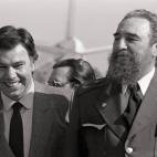 Al lado del presidente español Felipe González, en una visita a España