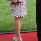 Letizia llevaba un abrigo de guipur de seda en tono maquillaje y un vestido de crepé de color topo.