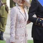 Ha vuelto a optar por un sombrero bajo y ladeado del mismo tono que el abrigo y con el cubrió su melena recogida.