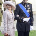 El abrigo de guipur de seda en tono maquillaje llevaba bordados de flores y detalles de pedrería