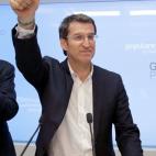 El presidente de la Xunta, y candidato a la reelección por el PP, Alberto Núñez Feijóo saluda durante la comparecencia en la que ha valorado los resultados en las elecciones