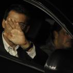 El presidente de la Xunta y candidato a la reelección por el PPdeG, Alberto Núñez Feijóo, saluda a la prensa desde el coche en el que llega a la sede del partido, en Santiago de Compostela, para seguir el recuento de los resultados de los co...