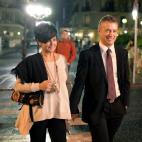 Urkullu, paseando con su mujer.