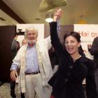 El candidato de Alternativa Galega de Esquerda (AGE) a la Presidencia de la Xunta, Xosé Manuel Beiras, acompañado por la número dos de la coalición, Yolanda Díaz, tras conocer los resultados de las elecciones gallegas.