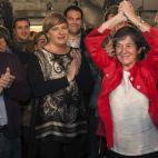 La candidata a Lehendakari por Bildu, Laura Mintegi (d), celebra los resultados obtenidos por su formación en las elecciones al Parlamento Vasco