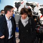 Un grupo de personas ha recibido con carteles en apoyo de los presos de ETA al lehendakari, Patxi López, y su esposa, Begoña Gil, en el colegio electoral de Bilbao donde han depositado su voto.
