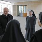 El arzobispo de Santiago, Julián Barrio, habla con grupo de religiosas antes de votar a primera hora para las elecciones gallegas.