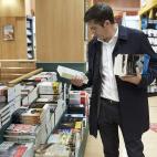 Patxi López, en una librería de Vitoria, durante la jornada de reflexión.