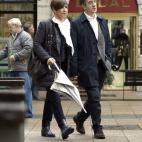 Patxi López pasea con su esposa Begoña por las calles de Vitoria durante la jornada de reflexión.