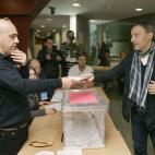 Xoán Bascuas, que encabeza la lista de Compromiso por Galicia (CXG) -una escisión del BNG- a la Presidencia de la Xunta, deposita su voto en el centro sociocultural del Ensanche, en Santiago de Compostela