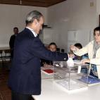 Mario Conde vota en A Mezquita.
