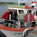 Cinco habitantes de la Isla de Ons, antes de desembarcar para ejercer su derecho al voto durante la jornada electoral gallega, esta mañana en el puerto de Bueu. En Ons residen ocho isleños y la Xunta dispuso el servicio de barco y autobús par...