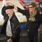 El histórico dirigente de la izquierda abertzale Tasio Erkizia baila con una joven durante la celebración de los resultados obtenidos por la coalición Bildu