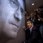 El lehendakari en funciones y candidato a la reelección, Patxi López, firma sobre un póster suyo antes de comparecer tras saber los resultados de las elecciones al Parlamento Vasco
