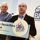 Francisco Jorquera no podía ocultar su decepción. La división del nacionalismo y el éxito de Alternativa (el partido de Beiras) relegan al BNG a la cuarta posición, con 7 escaños (en 2009 alcanzó 12). En la foto, con Guillerme Vázquez, l...