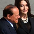 Con su entonces esposa Veronica Lario.