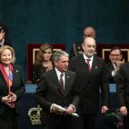 José Antonio Busto (2i), presidente de la Federación Española de Bancos de Alimentos, acompañado de otros representantes, tras recoger el premio Príncipe de Asturias de la Concordia 2012, de manos del príncipe Felipe.