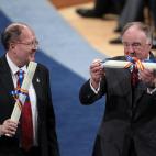 El biólogo británico Gregory Winter (i) y el patólogo estadounidense Richard Lerner, tras recoger el Premio Príncipe de Asturias de la Investigación Científica y Técnica.