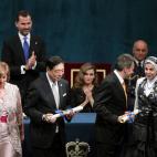 Los representantes del Movimiento Internacional de la Cruz Roja y de la Media Luna Roja Celia Fernández (i), Tadateru Konoé (2i), Peter Maurer (2d), Amal Eman (d), tras recoger el premio Príncipe de Asturias de Cooperación Internacional 201...