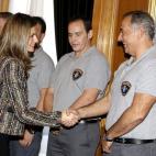 La princesa Letizia saluda a varios miembros de la Fundación CESPA (Centro Español de Solidaridad Principado de Asturias), a la que los Príncipes de Asturias han recibido en Audiencia en el hotel de la Reconquista.