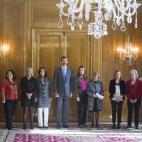 Con motivo de los Premios Príncipe de Asturias, Felipe y Letizia aprovechan para ofrecer varias recepciones en el Hotel Reconquista. Esta, con una representación de la Asociación Nuevo Futuro Asturias.