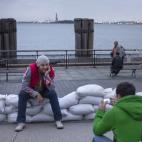 Turistas rusos en Battery Park (Lower Manhattan) este domingo. Se hacen fotos sobre un pequeño dique de sacos de arena.